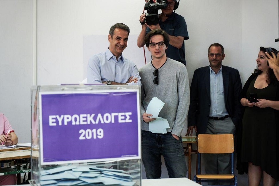 Συνοδευόμενος από τον γιο του ψήφισε στην Κηφισιά ο Κυριάκος Μητσοτάκης