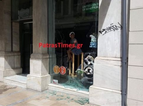 Πάτρα: Στόχος αγνώστων καταστήματα στο κέντρο – Έσπασαν με ρόπαλα βιτρίνες