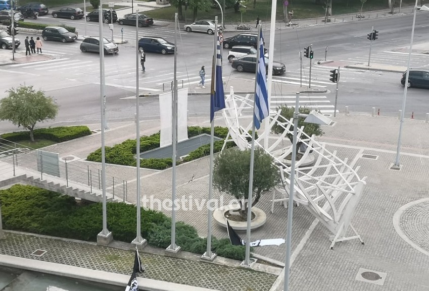 Άγνωστοι κατέβασαν τις σημαίες του ΠΑΟΚ έξω από το δημαρχείο της Θεσσαλονίκης!