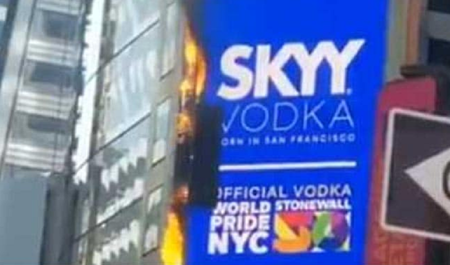 ΗΠΑ: Πυρκαγιά σε ψηφιακή διαφημιστική γιγαντοοθόνη στην Τάιμς Σκουέαρ της Νέας Υόρκης