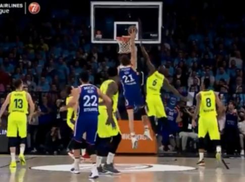 Εκπληκτικό κάρφωμα από τον Πλάις (vid)