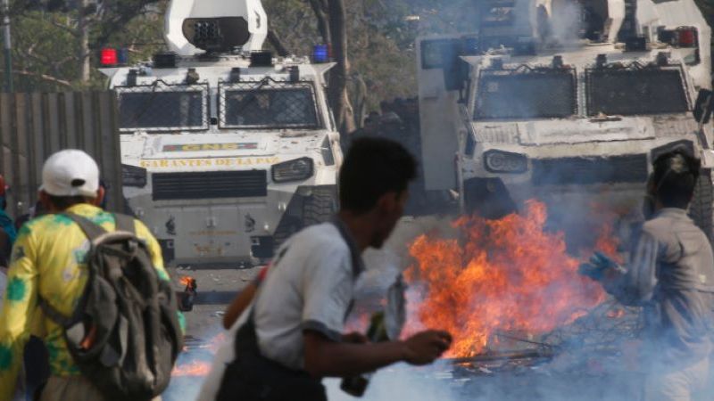 Χάος στη Βενεζουέλα με συγκρούσεις, φωτιές, δακρυγόνα -Νέο κάλεσμα Γκουαϊδό για εξέγερση