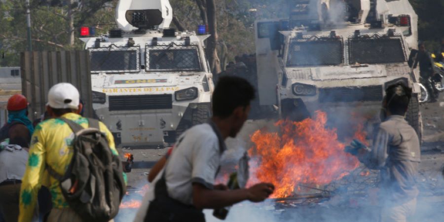 Χάος στη Βενεζουέλα με συγκρούσεις, φωτιές, δακρυγόνα -Νέο κάλεσμα Γκουαϊδό για εξέγερση
