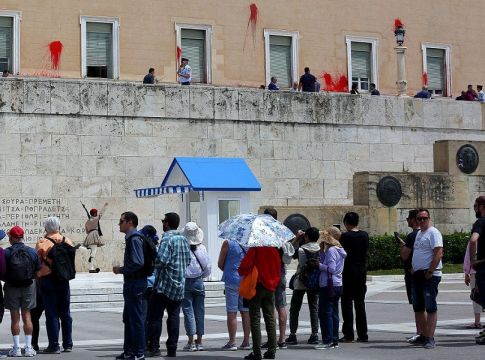Ξέφραγο αμπέλι η Βουλή – Επίδειξη δύναμης από Ρουβίκωνα, αμηχανία στο Μαξίμου