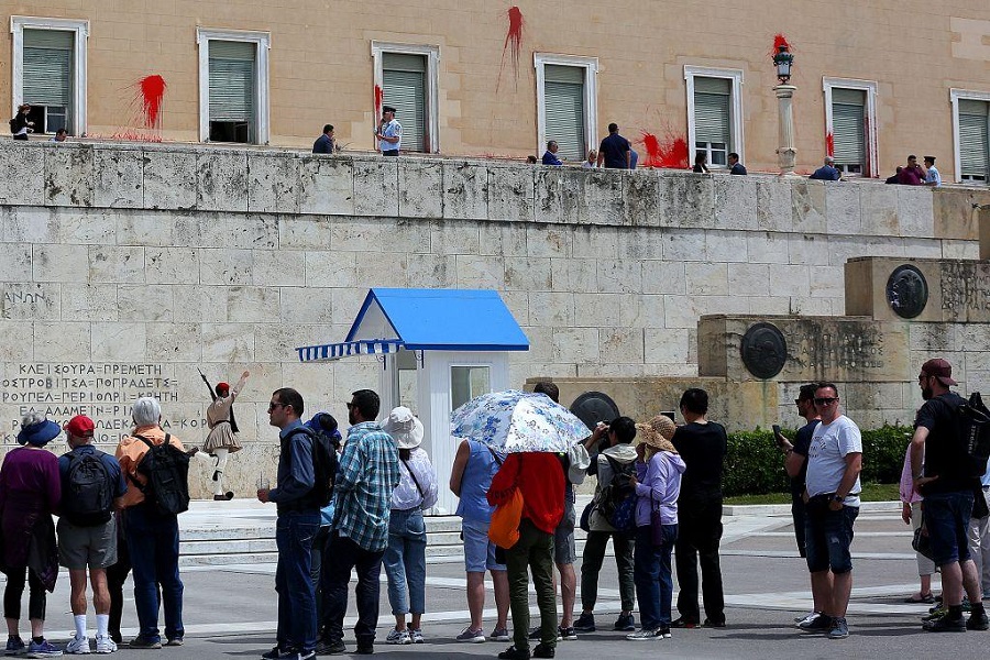 Ξέφραγο αμπέλι η Βουλή – Επίδειξη δύναμης από Ρουβίκωνα, αμηχανία στο Μαξίμου