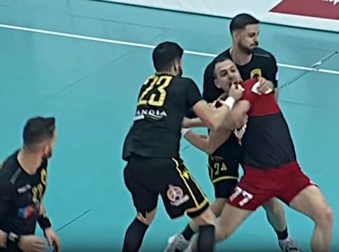 Παρ’ ολίγον σύρραξη στο Ολυμπιακός – ΑΕΚ (vid)