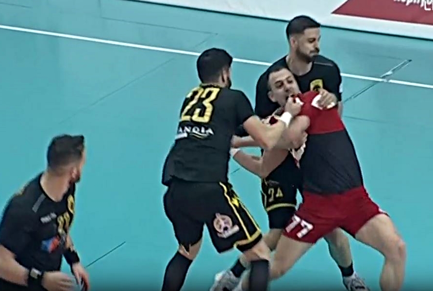 Παρ’ ολίγον σύρραξη στο Ολυμπιακός – ΑΕΚ (vid) | to10.gr Παρ’ ολίγον σύρραξη στο Ολυμπιακός – ΑΕΚ (vid) | to10.gr
