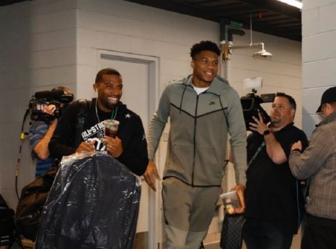 Η άφιξη των Μπακς στο Fiserv Forum (pics)
