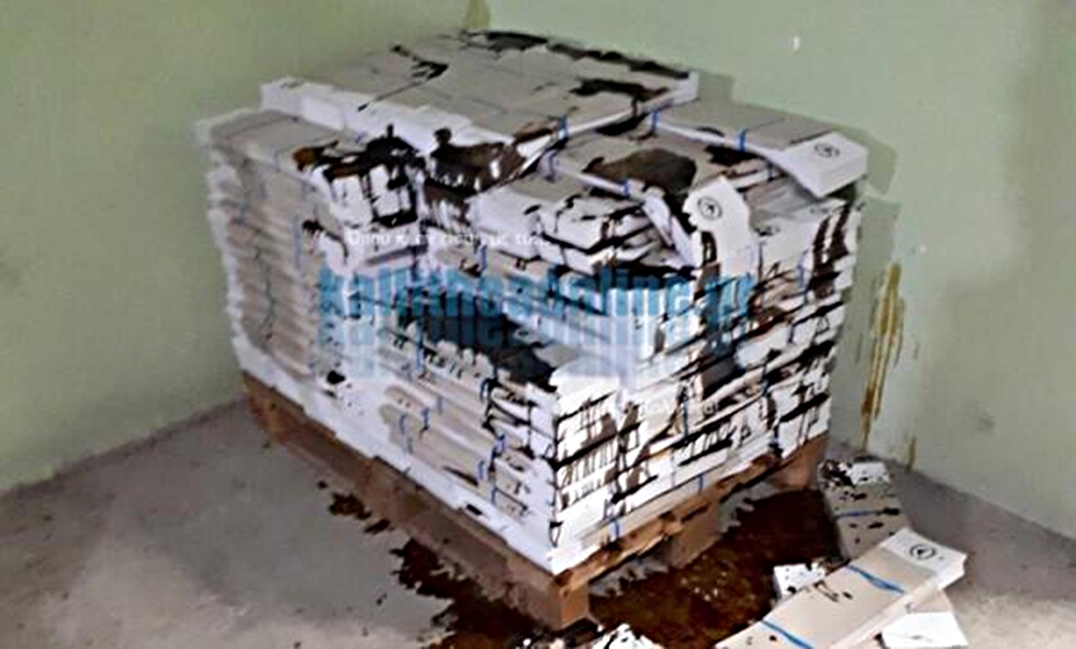 Αγνωστοι κατέστρεψαν όλα τα ψηφοδέλτια της Χρυσής Αυγής στην Καλλιθέα (pics)