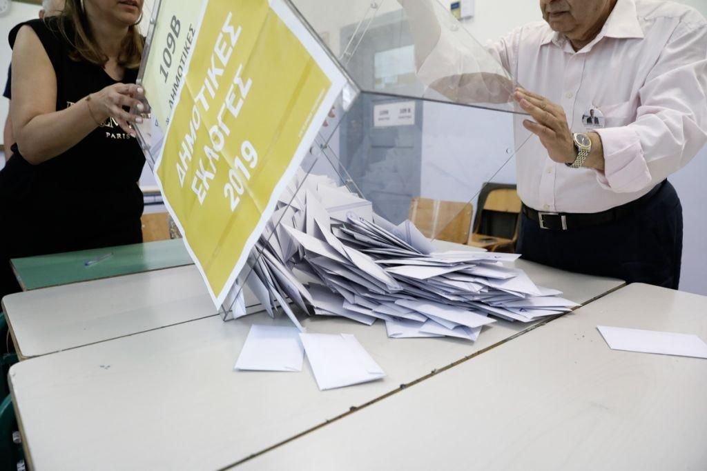 Εκλογές: Θα βαφτεί γαλάζιος όλος ο χάρτης; Τι περιμένει η ΝΔ, σε τι ελπίζει ο ΣΥΡΙΖΑ αυτή την Κυριακή