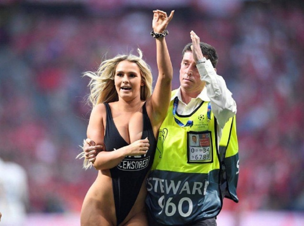 Γυναικεία εισβολή στον τελικό του Champions League (pic, vid)