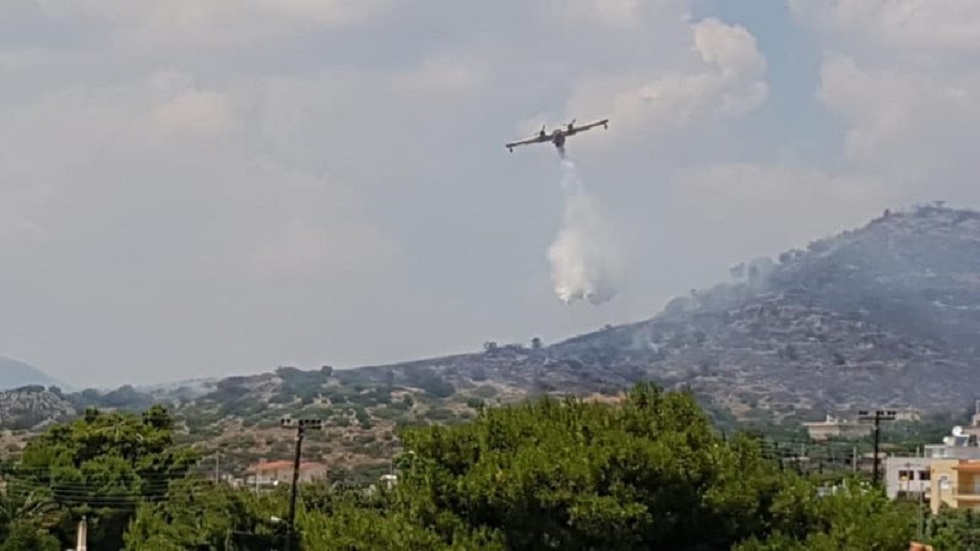 Λαγονήσι: Υπό έλεγχο η φωτιά – Εκκενώθηκαν προληπτικά σπίτια