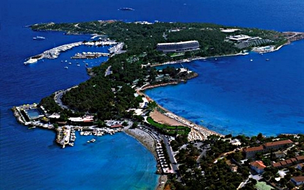 Bloomberg: Η Ελλάδα χρειάζεται… μπάτλερ για να εκτινάξει τα έσοδά της από τον τουρισμό