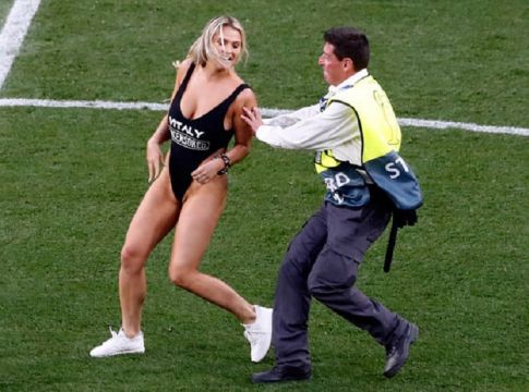 Η σέξι εισβολέας του τελικού του Champions League επέστρεψε στο Instagram