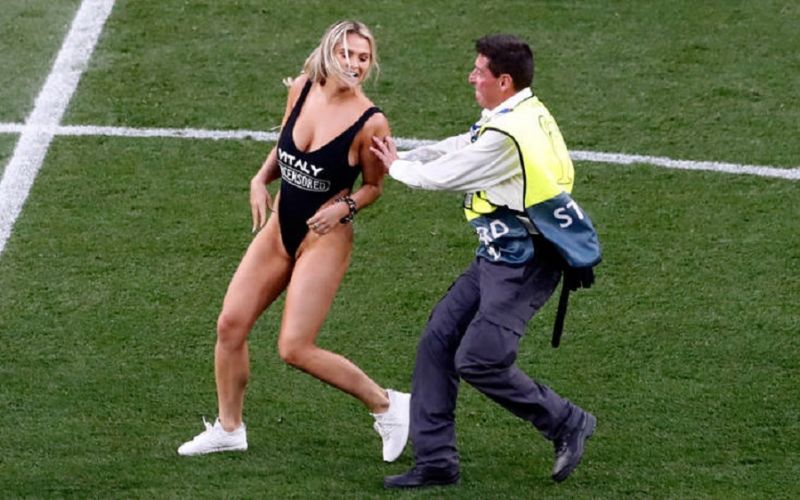 Η σέξι εισβολέας του τελικού του Champions League επέστρεψε στο Instagram