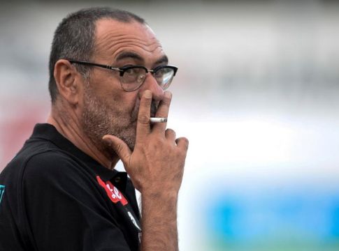 Τα social media τρολάρουν τον… καπνιστή Σάρι (pics)