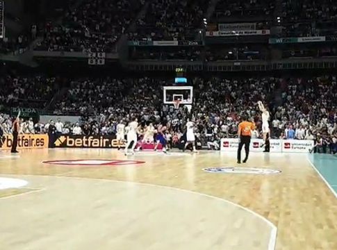 Το «τρελό» buzzer beater του Κάρολ για το 2-0 της Ρεάλ! (vid)