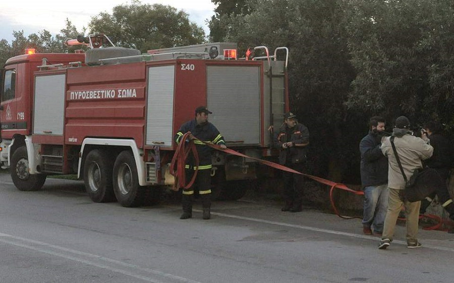 Ενισχύονται οι δυνάμεις της Πυροσβεστικής στο Λαύριο – Εκκενώθηκε καταυλισμός προσφύγων