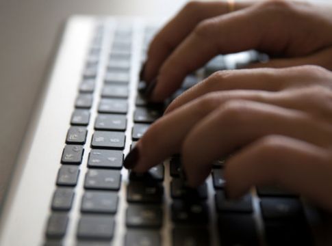 Συνελήφθη αλλοδαπή που ανέβαζε στο διαδίκτυο πορνογραφικό υλικό με ανήλικες
