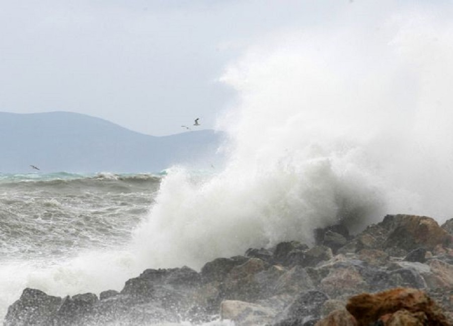 Θυελλώδεις άνεμοι έως 111 χιλιόμετρα την ώρα «σαρώνουν» τη χώρα