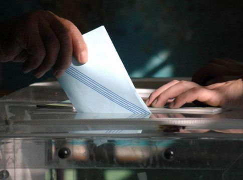 Τι δείχνει η πρώτη δημοσκόπηση μετά τις παρακολουθήσεις – Η μεγάλη ανατροπή