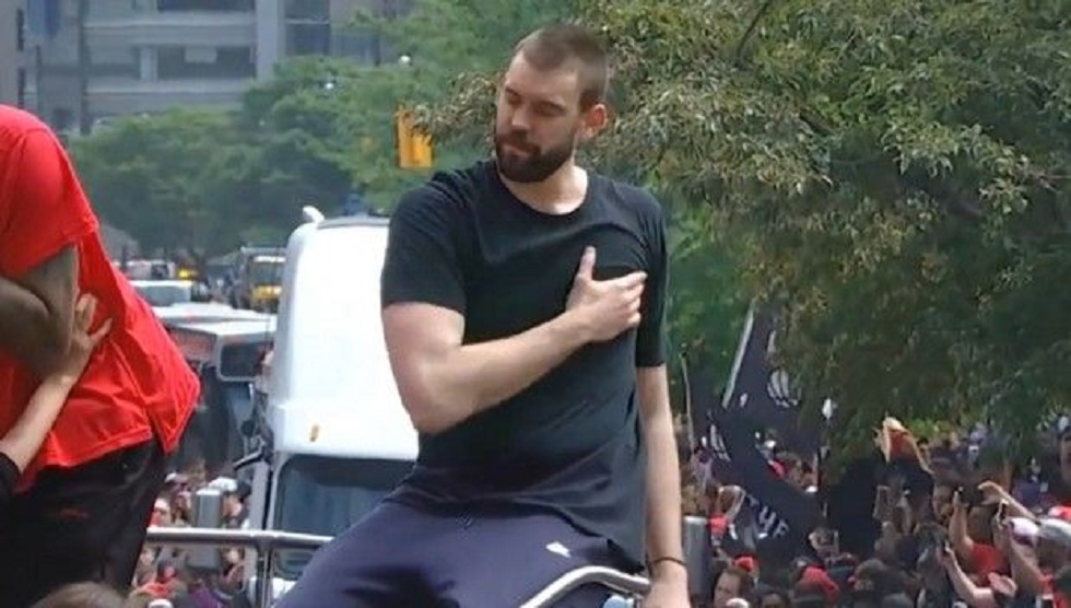 Μέθυσε στο parade των Ράπτορς ο Γκασόλ (vid)