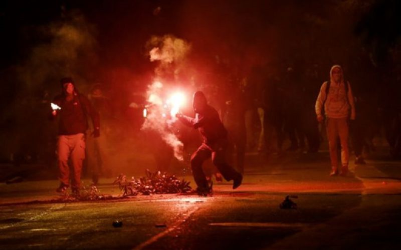 Νέες επιθέσεις με μολότοφ κατά των ΜΑΤ στη Χαριλάου Τρικούπη