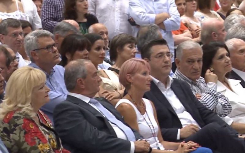 Δίπλα στον Καραμανλή η Νατάσα με μαλλί έκπληξη