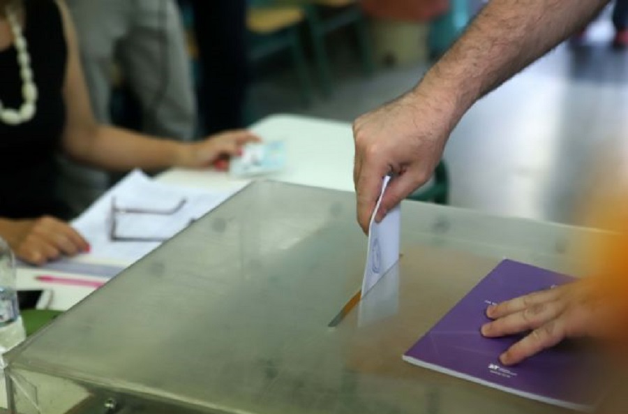 «Γαλάζιες» 11 από τις 13 περιφέρειες της χώρας