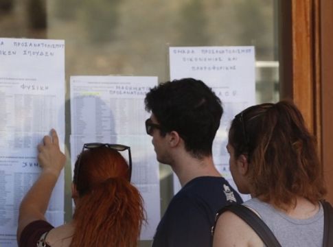 Πτώση των βάσεων φέρνει το βαθμολογικό «Βατερλώ» στις πανελλαδικές – Σε ποιες σχολές χαμηλώνει ο πήχης