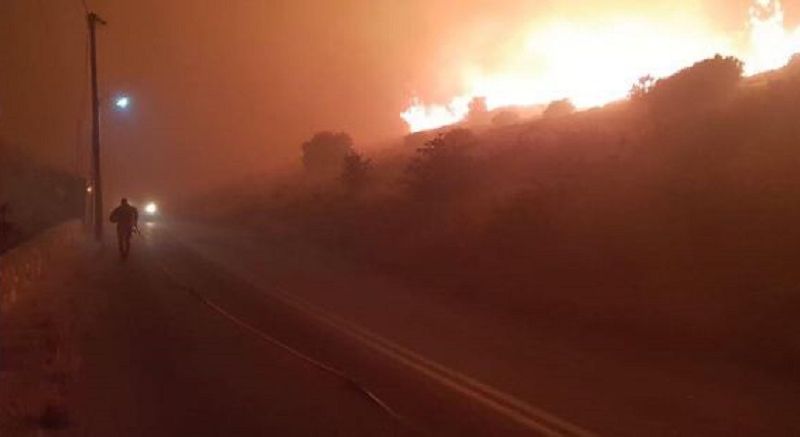 Νύχτα τρόμου από μεγάλη πυρκαγιά στην Κάρυστο (εικόνες)