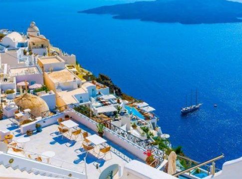 Economist: Το Instagram κάνει like στη Σαντορίνη – Γιατί ενοχλούνται οι κάτοικοι;