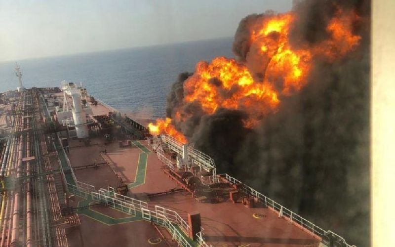 Συγκλονιστικές φωτογραφίες από τα χτυπημένα πλοία στον Κόλπο του Ομάν – Παγκόσμια ανησυχία, έκρηξη στις τιμές του πετρελαίου