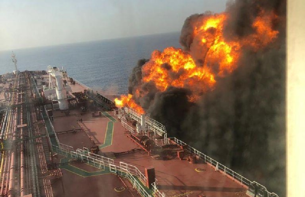 Συγκλονιστικές φωτογραφίες από τα χτυπημένα πλοία στον Κόλπο του Ομάν – Παγκόσμια ανησυχία, έκρηξη στις τιμές του πετρελαίου