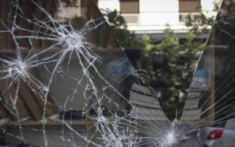 Επίθεση με βαριοπούλες σε τράπεζα στην Καλλιρόης