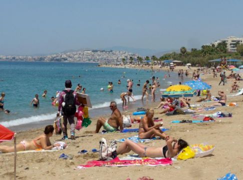 Αντηλιακά: Πόση ώρα μπορείτε να μείνετε στον ήλιο ανάλογα με τον δείκτη προστασίας