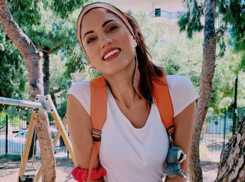 Μαίρη Συνατσάκη: Ποζάρει άβαφη και με ανακατεμένα μαλλιά