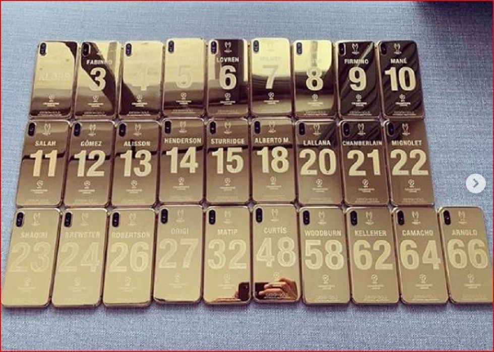 Δώρο χρυσά iPhones πήραν οι παίκτες της Λίβερπουλ για το Champions League (pics) | to10.gr Δώρο χρυσά iPhones πήραν οι παίκτες της Λίβερπουλ για το Champions League (pics) | to10.gr