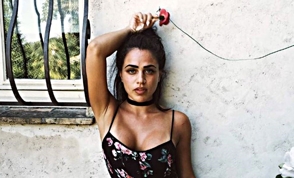 Κόνι Μεταξά: Ποζάρει topless και ρίχνει το Instagram