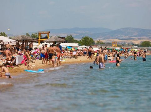 Κορωνοϊός – Τουρισμός: Στα 500 τ.μ ο χώρος που θα καταλαμβάνουν ομπρέλες – καθίσματα στο παράκτιο μέτωπο