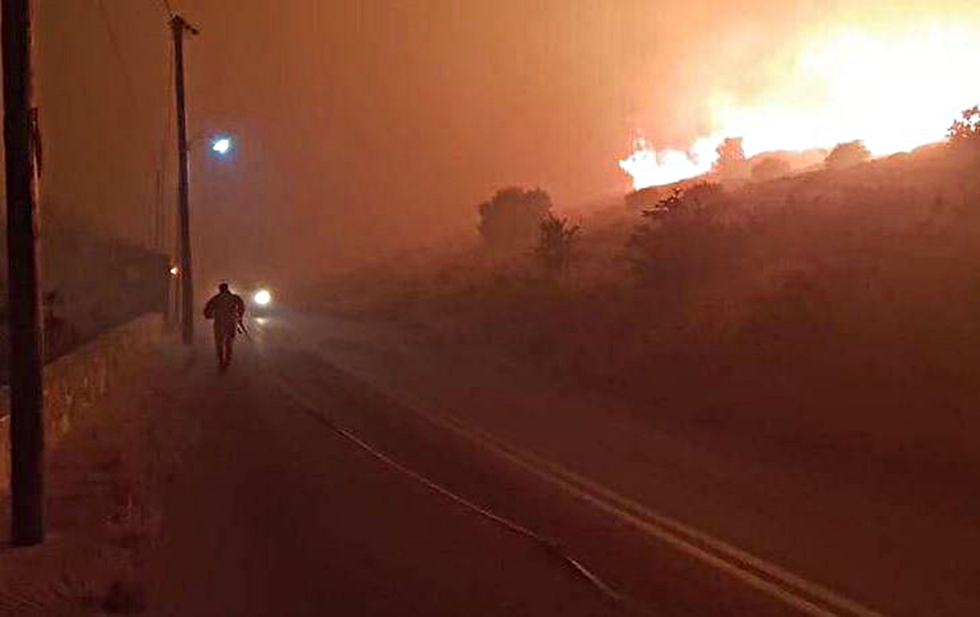 Μεγάλη πυρκαγιά στην Κάρυστο – Επί ποδός η Πυροσβεστική για τα σπίτια που βρίσκονται κοντά