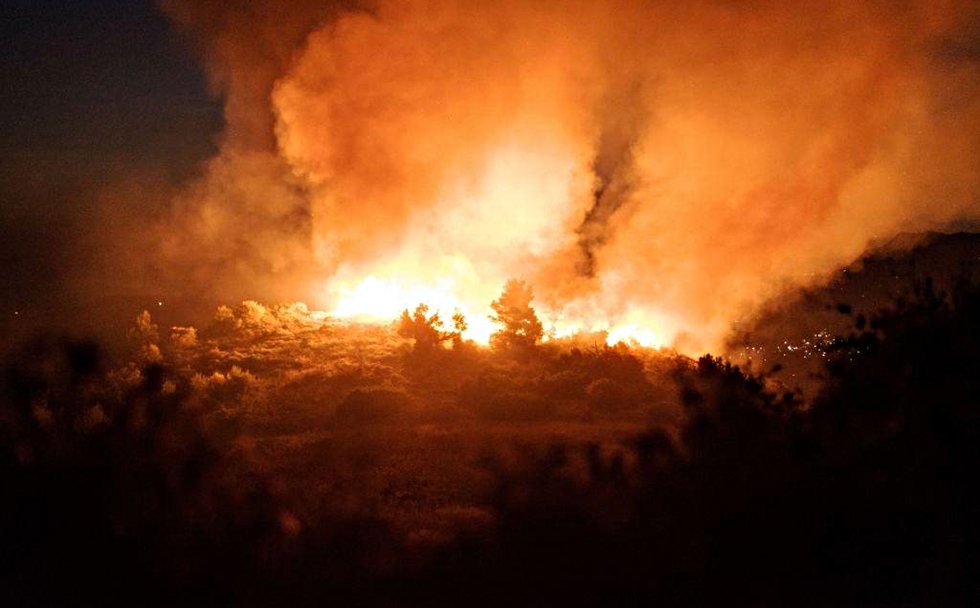 Φωτιά στον Κιθαιρώνα: Παραμένει εκτός ελέγχου – Ισχυροί άνεμοι