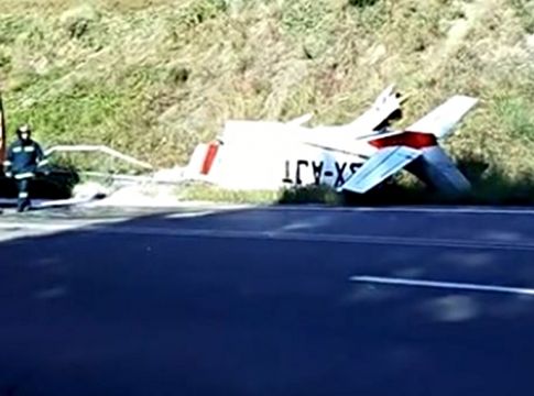 Ανώμαλη προσγείωση μονοκινητήριου αεροπλάνου στην Εγνατία Οδό (vids)