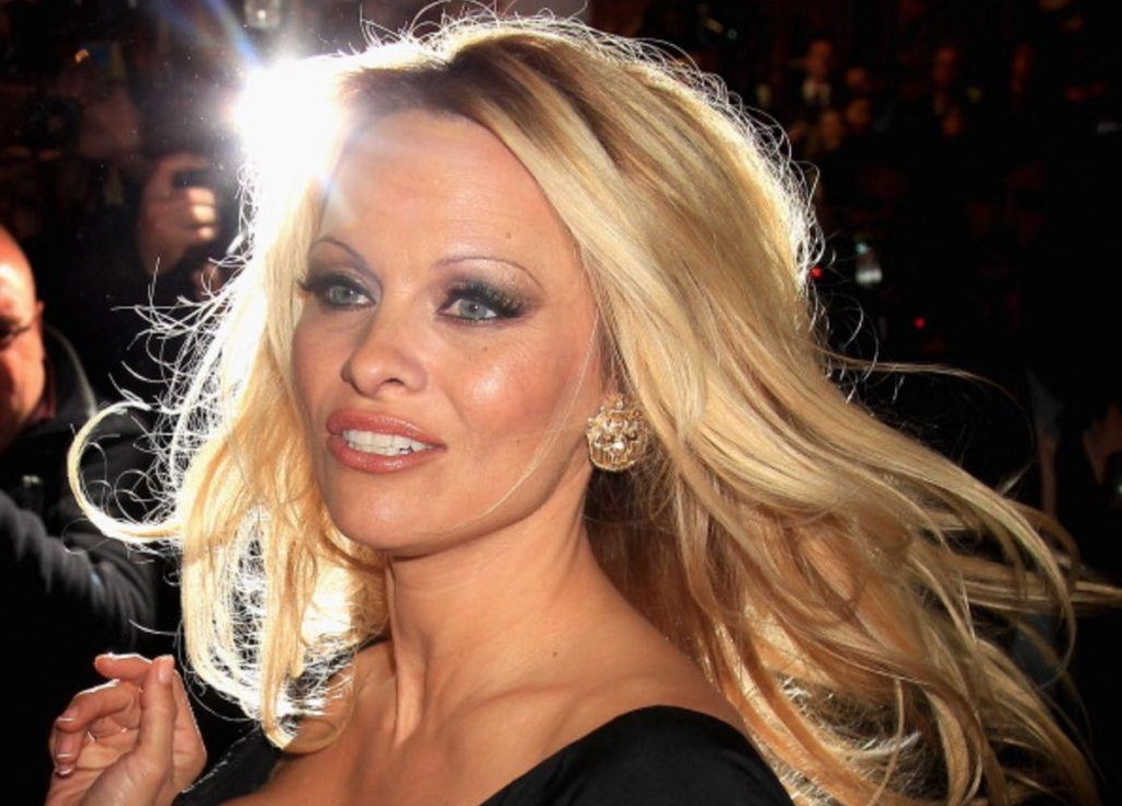 Pamela Anderson: Πώς τη χαρακτήρισε έλληνας δημοσιογράφος