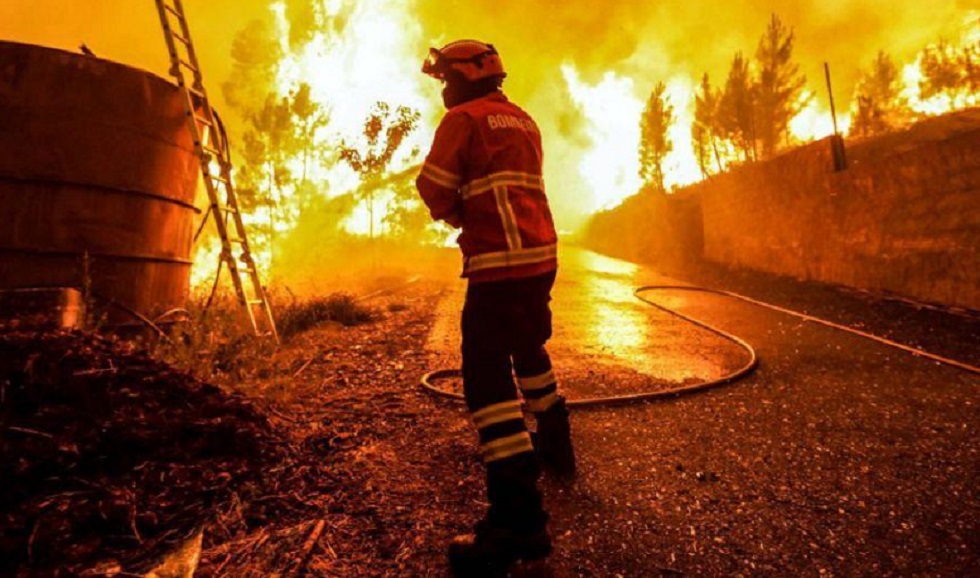 Πύρινη κόλαση στην Πορτογαλία: Πάνω από 900 πυροσβέστες στη μάχη με τις φλόγες