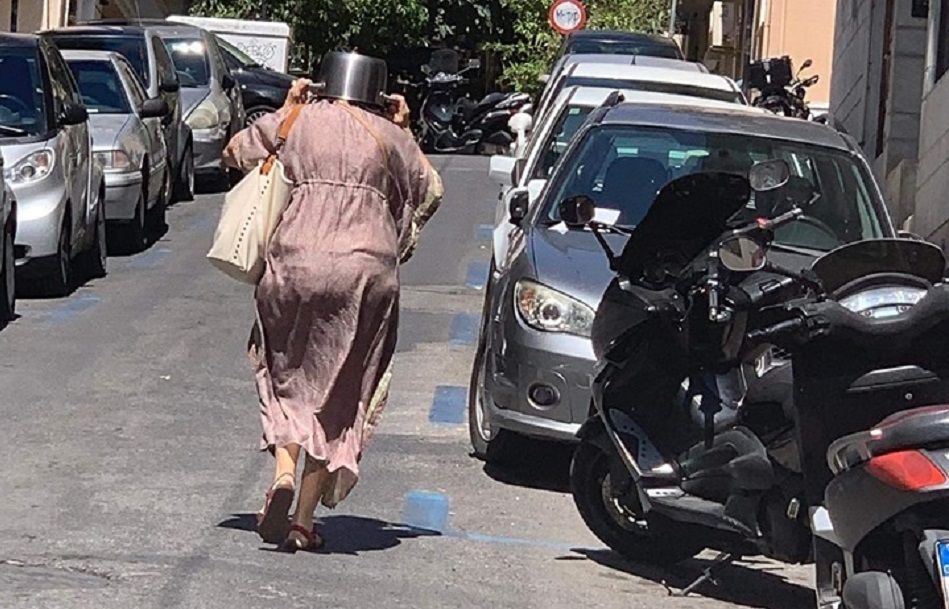 Απίστευτη φωτογραφία: Φόρεσε μια… κατσαρόλα κατά του σεισμού
