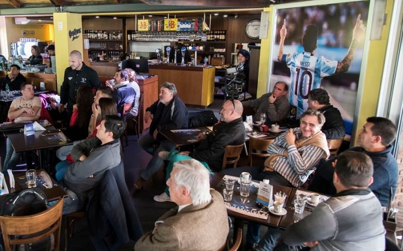 Σπουδαίος Μέσι: Μοιράζει δωρεάν φαγητό σε άστεγους στο Ροζάριο (pic)