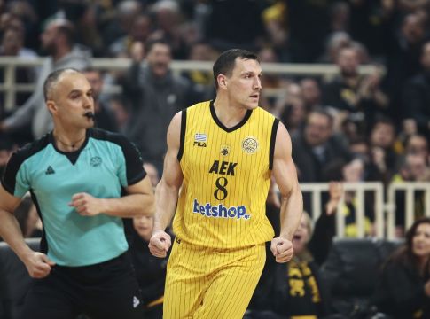 Επίσημο: Ανανέωσε με την ΑΕΚ ο Ματσιούλις (pic)