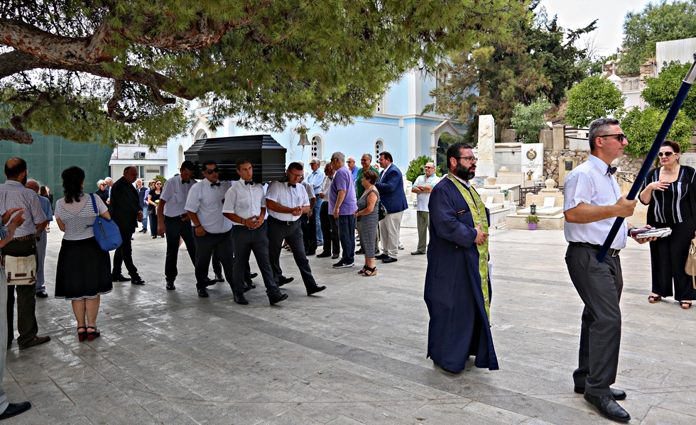 Πλήθος κόσμου για το τελευταίο αντίο στον Νίκο Μήλα (pics)