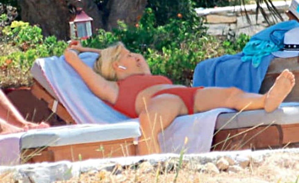 Ελένη Μενεγάκη – Ματέο Παντζόπουλος: Είχε «χυθεί» στην παραλία και δεν του έδινε σημασία! (pics)